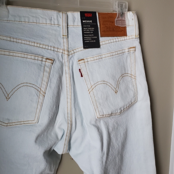 🆕️ Levi's Premium Wedgie Icon Denim Jeans Tapered Leg Light Wash Size 26 - Picture 4 of 6